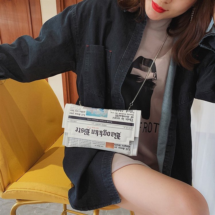 Newspapers modeling day clutch - đánh giá và giá Flap Bag Envelope